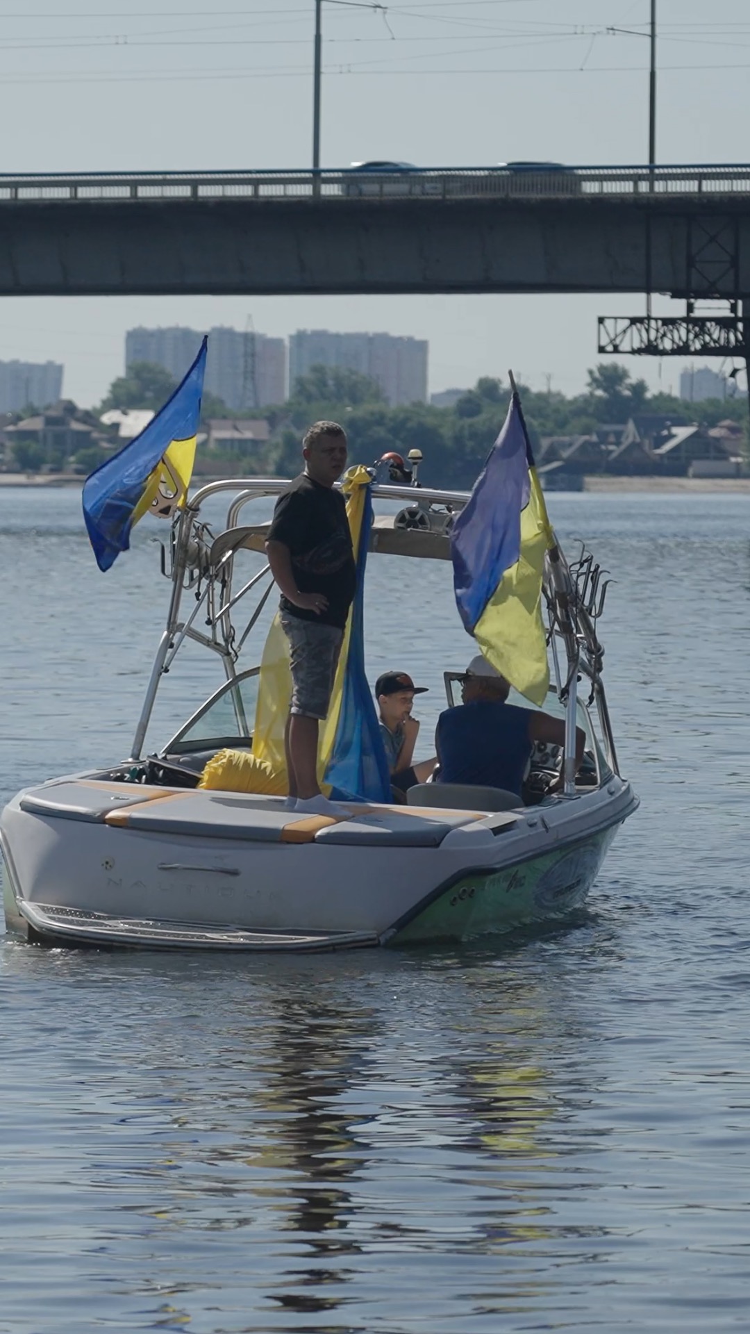 З Днем Державного Прапора! Нехай цей символ єдності та незламності завжди майорить високо над нашою країною!ðð