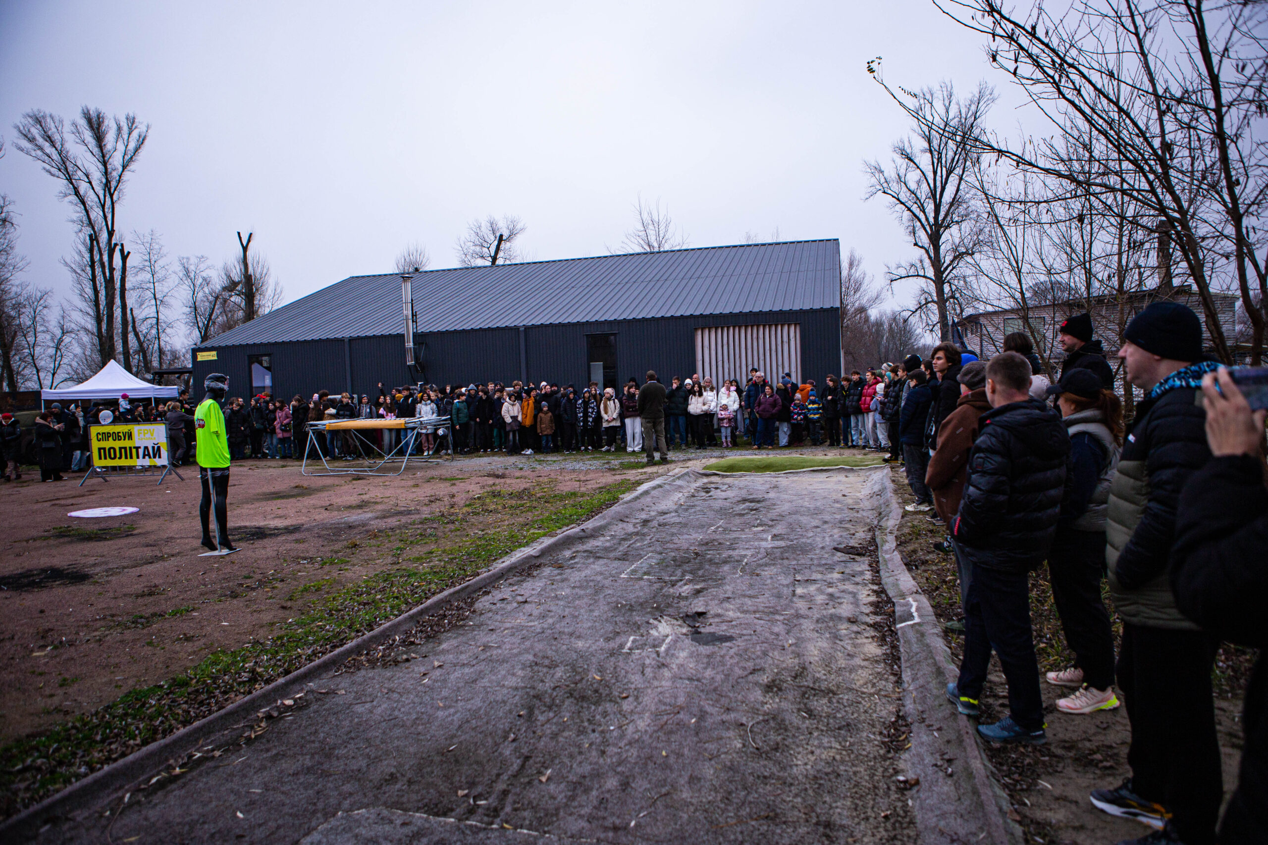 Після підступного дронно-ракетного удару ворога  по Києву молодь  зібралася готуватися до опору на дронПікнік «Муромець Нацспротив»