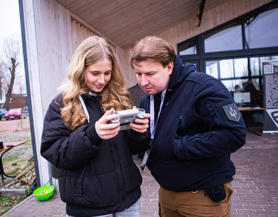 Після підступного дронно-ракетного удару ворога  по Києву молодь  зібралася готуватися до опору на дронПікнік «Муромець Нацспротив»