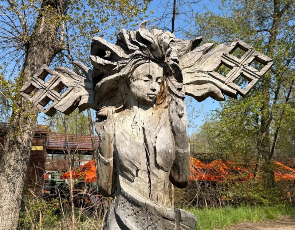 Алея дерев’яних скульптур WOOD ART FEST в Ікспарку Алея дерев’яних скульптур WOOD ART FEST в Ікспарку